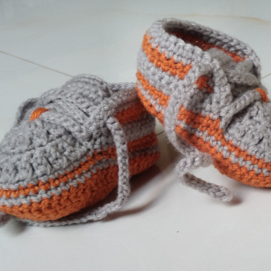 crochet baby shoes made by hand